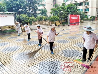 冒雨冲洗地面 保洁工们辛苦了!|物业|小区
