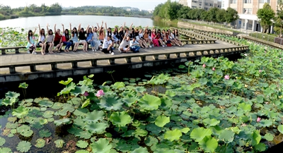 校园里人面荷花相映红。