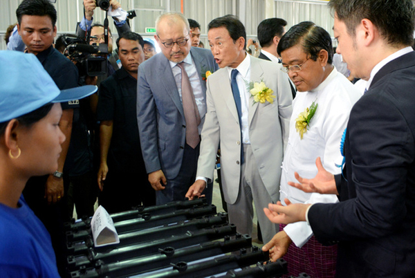 日本财务相麻生太郎（右三）在经济特区视察（网页截图）