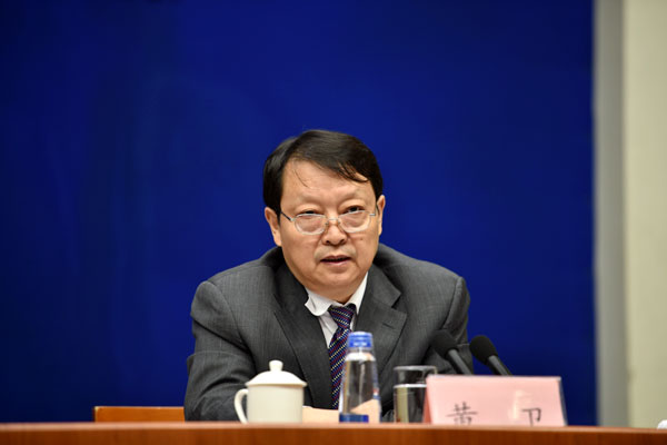 图为新疆维吾尔自治区党委常委、自治区常务副主席黄卫介绍情况。新华网 郭小天 摄