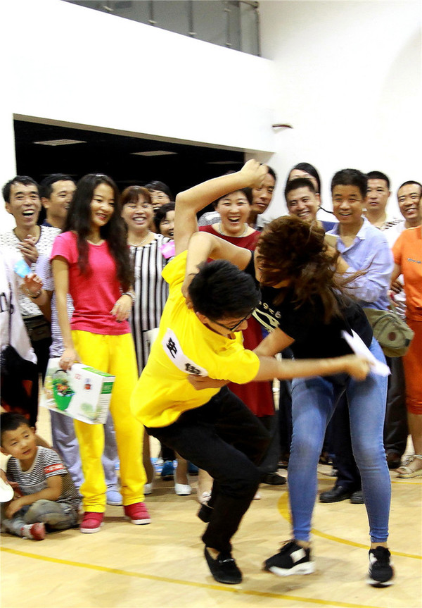 在摔倒的同时，也抓到了对方的名牌。