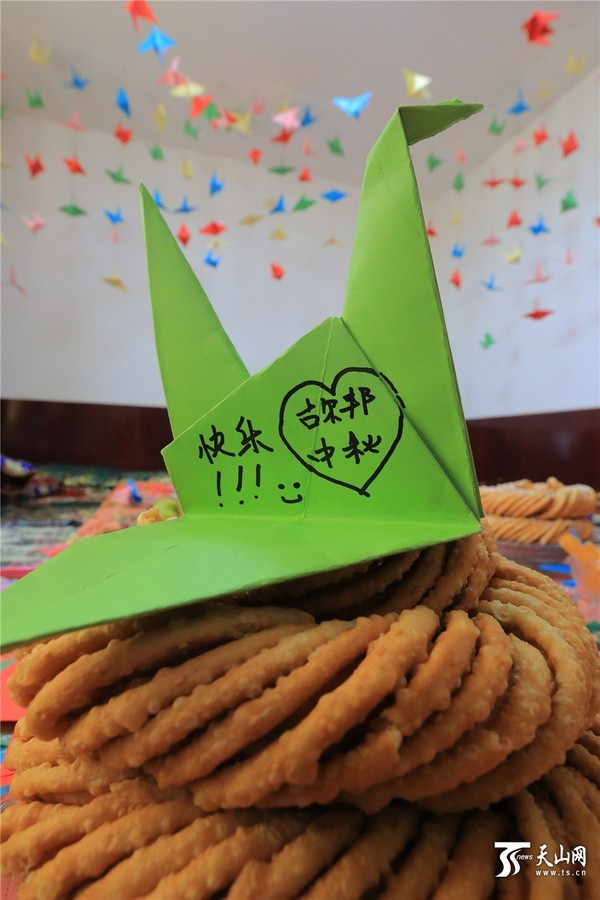 “纸鹤传心”祝福伟大祖国繁荣昌盛，各族人民幸福安康。