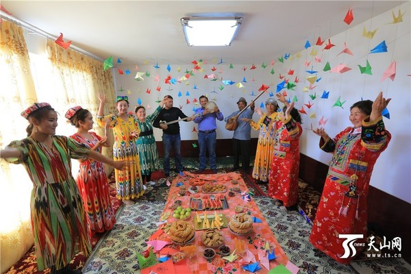 9月22日，在新疆博湖县才坎诺尔乡哈尔尼敦诺尔村，各族群众欢聚一堂载歌载舞，用自己的方式祝福祖国，喜迎佳节。