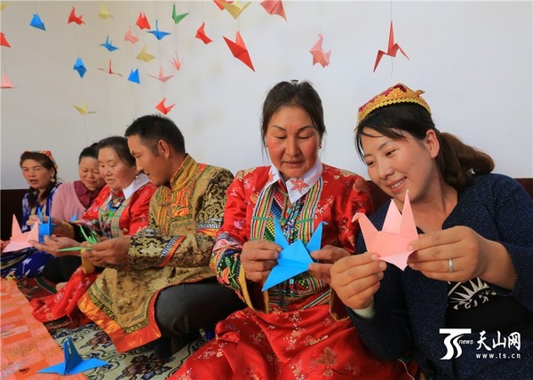 9月22日，在新疆博湖县才坎诺尔乡哈尔尼敦诺尔村，各族群众欢聚一堂同叠365只千纸鹤，“纸鹤传心”祝福伟大祖国繁荣昌盛，各族人民幸福安康。