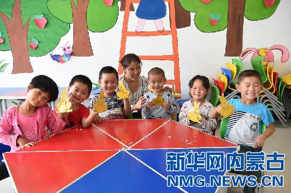 通辽市开鲁县开鲁镇三星村幼儿园老师给孩子们上手工课(9月17日摄)。 新华社记者 邵琨 摄