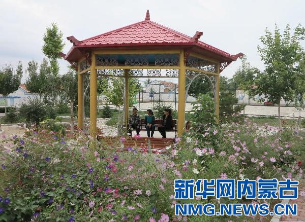 赤峰市巴林左旗隆昌镇半拉沟村村民在村内公园聊天(9月18日摄)。新华社记者 邵琨 摄