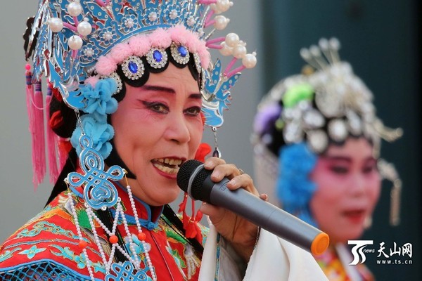 9月21日，新疆哈密市东河区阿牙社区演员在表演豫剧《穆桂英挂帅》选段。