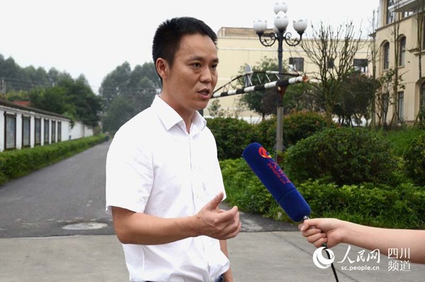 牧马镇党委书记许晓飞向人民网记者介绍牧马镇情况。（刘浏 摄）