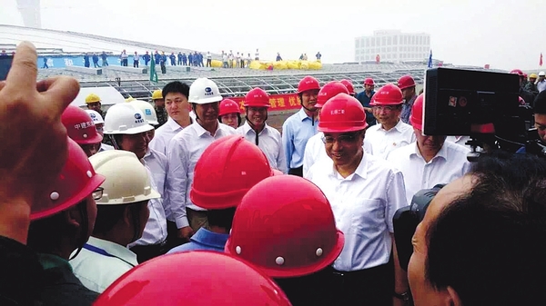 总理紧紧握住工人的手农民创业园工作人员欢迎李克强总理“吃的好吗？工资拖欠了吗？”