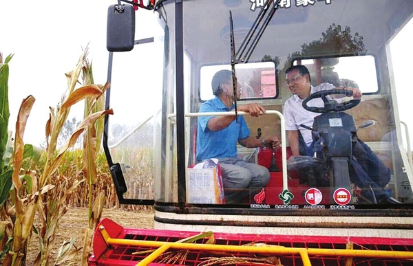 总理登上收割机了解机械性能