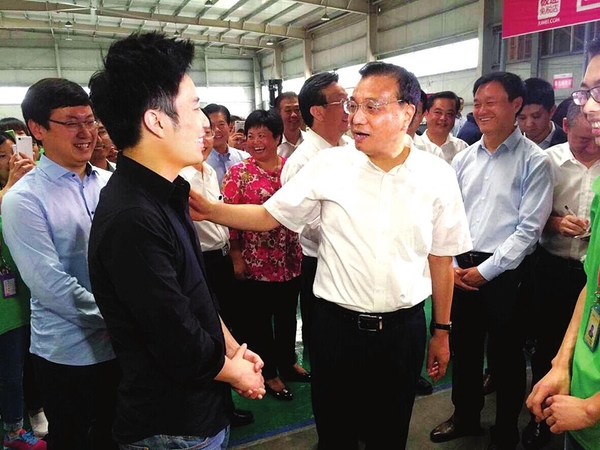 总理拍着陈欧的肩膀，对大家说：“你们的老板可以算是极客了。”