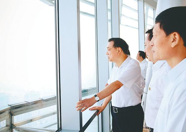 李克强25日登上郑东新区千玺广场大厦顶层，从280米高空俯瞰新区新貌
