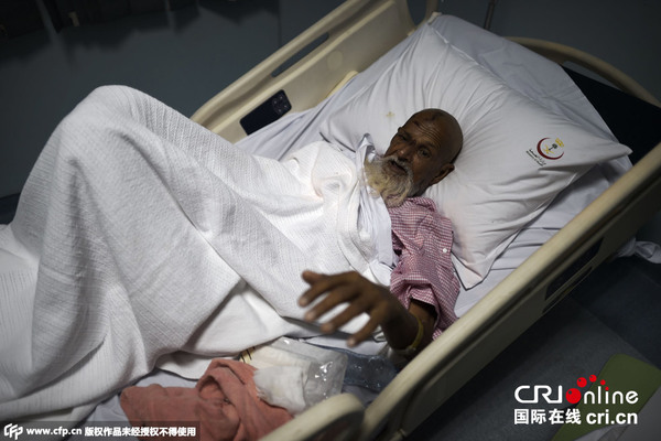 　　当地时间2015年9月25日，沙特麦加，麦加朝觐踩踏事故中受伤人员在医院接受治疗。图片来源：MOHAMMED AL-SHAIKH/CFP