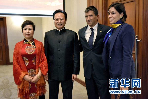 中国驻乌拉圭大使严邦华夫妇与乌拉圭副总统森迪克夫妇合影。新华社发（尼克拉斯·塞拉亚摄）