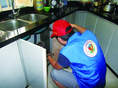 吴航街道景美社区网格员为居民解决生活难题。