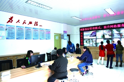 洋屿村干部为村民开展代办服务。