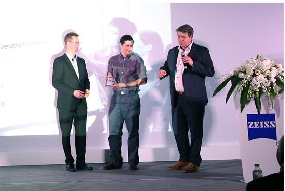 昆士兰科技大学视光科学学院的ScottRead博士(中)获颁蔡司近视青年研究者奖