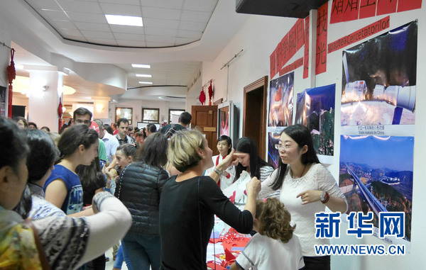 锡比乌孔院举办的中国现代科技图片展引起市民浓厚兴趣。新华社发（锡比乌孔院供图）