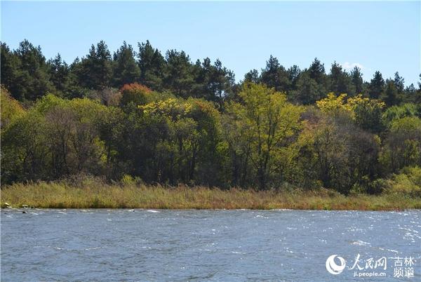 27日，长春净月潭风景区。金秋九月，收获时节，如诗如画的美景使人沉醉。拿起相机，留下这美的瞬间，这是幸福的收获。张帅 摄