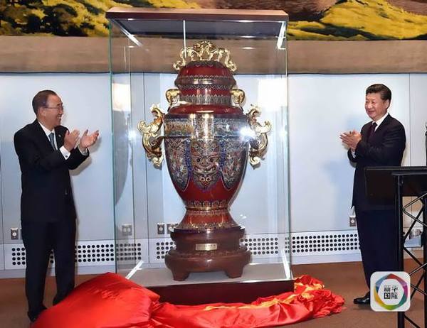 　　习近平出席中国向联合国赠送“和平尊”仪式。新华社记者李涛摄