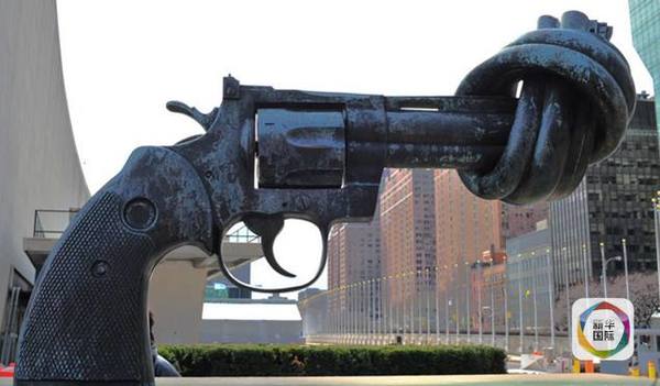 　　卢森堡赠给联合国的雕塑&ldquo;打结的手枪&rdquo;。