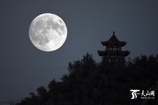 9月27日（八月十五），在库尔勒市龙山公园拍摄的中秋园月。