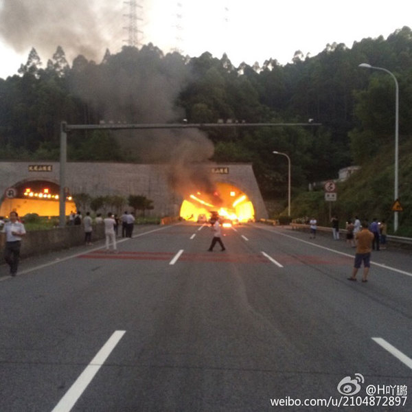 <em>广河高速</em>凤凰山隧道入口处六车相撞 现场大火