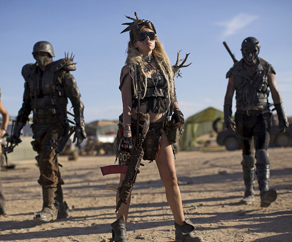 美国沙漠举办后启示录影迷节 营造废土世界(