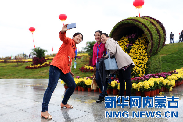 游客在哈拉沁生态公园留影 王靖摄