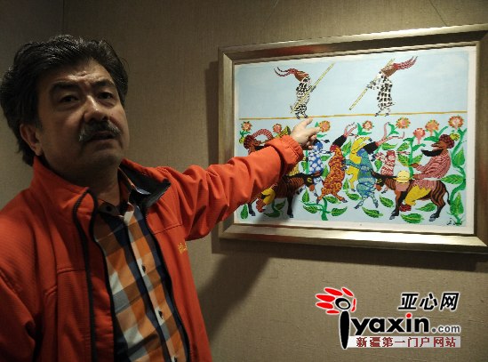 新疆美协副主席亚力坤·哈孜参观画展