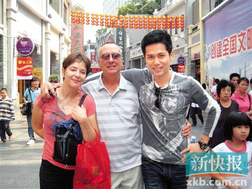 ■吉飞龙(右)与巴瑞·莫若及其夫人。