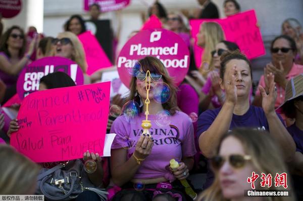 美民众组织粉色游行 支持美计划生育联盟|美