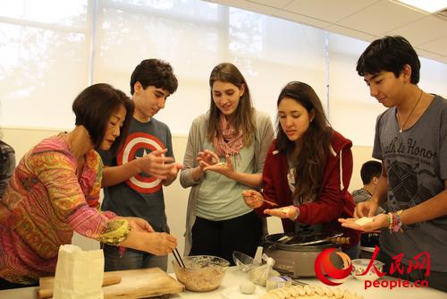 巴西同学尝试包饺子。侯露露摄
