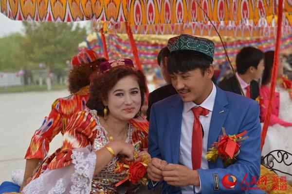 一对幸福甜蜜的新人。李晓啸 摄