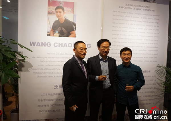 (从左至右)画廊负责人霍大晟、巴黎中国文化中心主任殷福和画家王朝刚在展览开幕式上合影。
