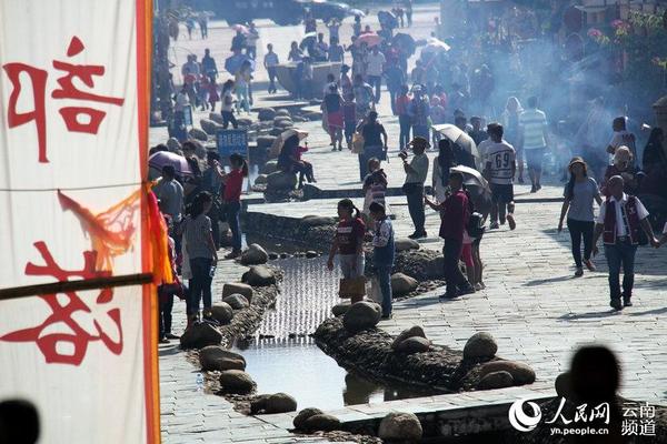 国庆节期间葫芦小镇迎来了旅游高峰，“十八部落”特色佤文化主题，让游客留恋不舍。摄影：赵文瑞