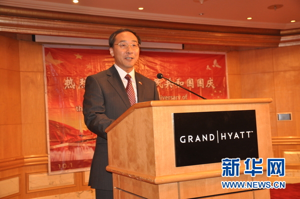 中国驻阿曼大使于福龙在招待会上致辞。新华社记者孙磊摄