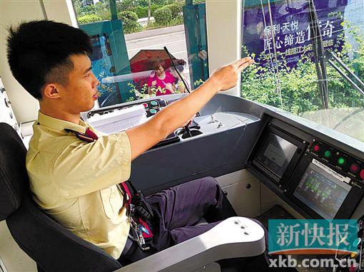 ■张泳坤的工作环境是开放的有轨电车轨道。