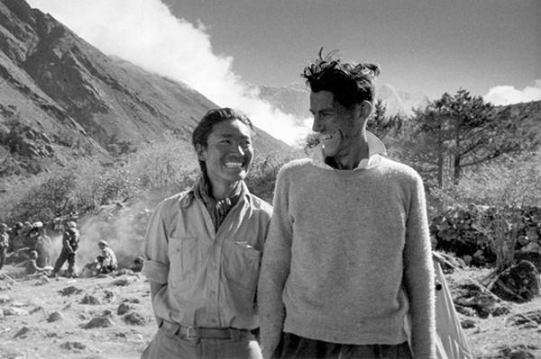 ↑1953年6月6日,希拉里(右)和丹增登顶成功后在珠峰脚下接受采访。