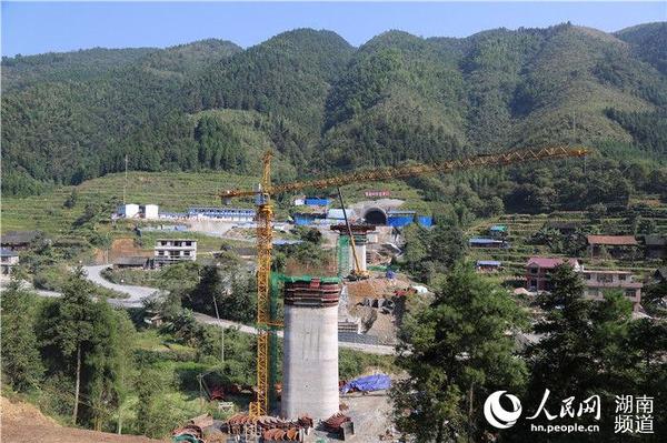 塔吊正在对苍稼岭隧道口处的桥墩进行施工