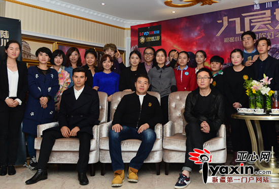 陆川(前排右一)、凤小岳(前排左一)、冯粒(前排中)与影迷、粉丝合影。