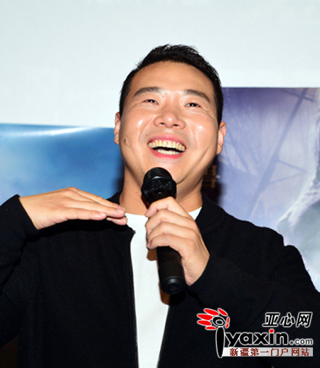 主创人员冯粒现场跳起新疆舞。