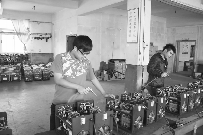 晋江华侨职业中专学校正在伟峰机械公司实习。