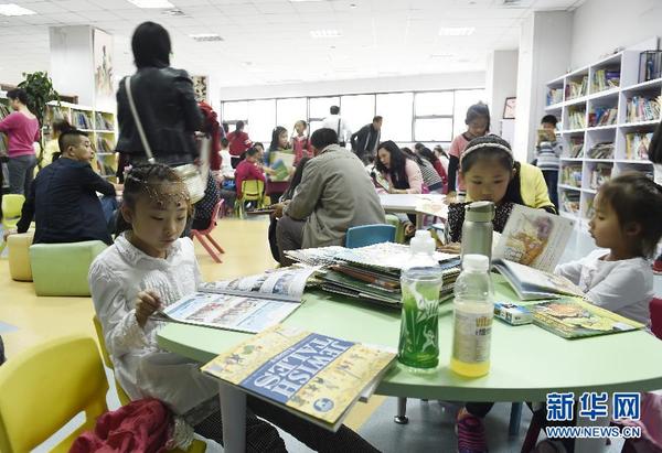 10月3日，孩子们在山西省图书馆看书。