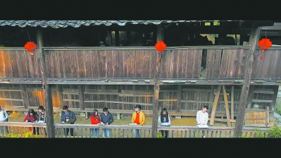 学生们在认真地写生。