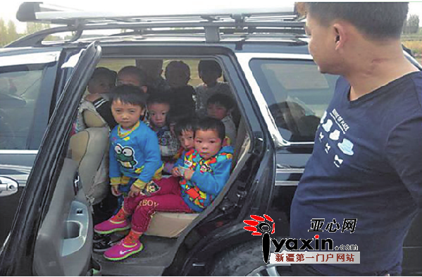 新疆昌吉市交警叫停严重超载黑校车|超员|交警