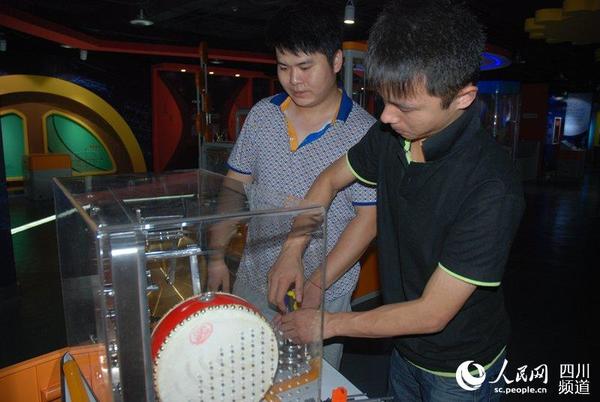 参观者参与互动实验。