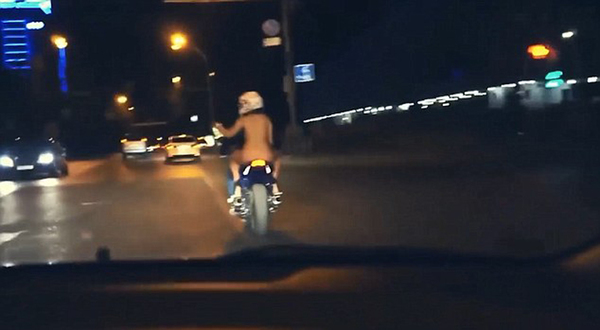 对于那些谴责自己不雅举动的人,这名女子还进行咒骂。(网页截图)