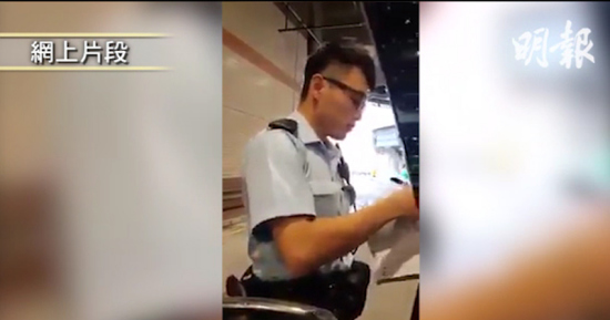 香港一警员执法中淡然应对粗口夫妻 获网民大赞