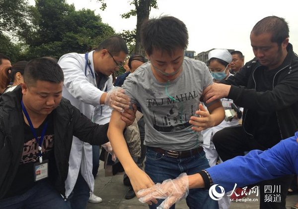 为呼吸困难的游客及时提供帮助。青都局供图